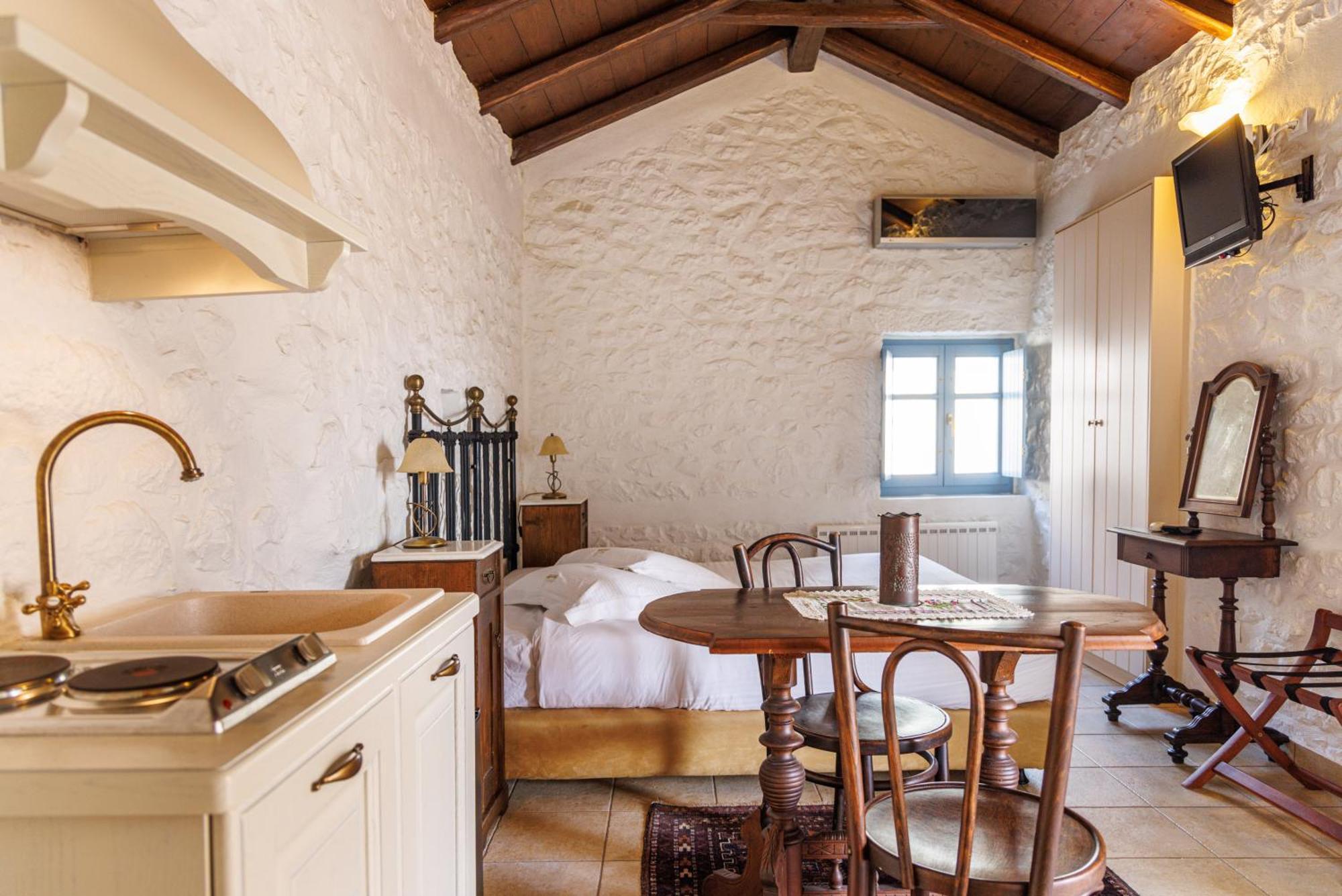 Lithos Stone Suites Areópoli Rom bilde